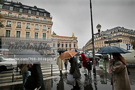 Scène de rue pluvieuse Paris, France