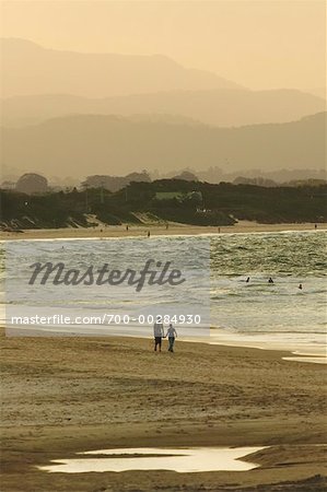 Couple marchant sur la plage de Byron Bay Nouvelles Galles du Sud Australie