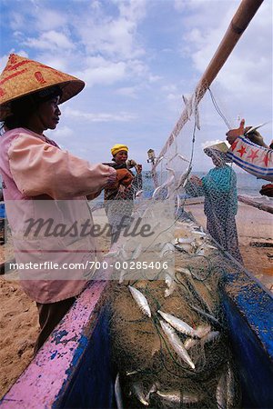Menschen Sie Entleerung Fischnetz-Bali-Indonesien