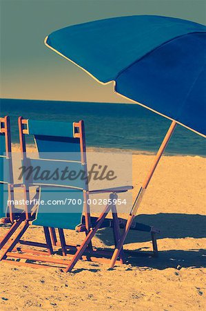 Parasol et chaises sur la plage