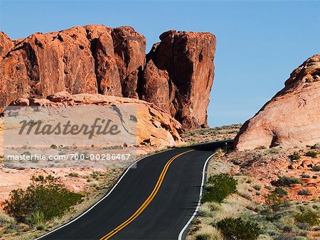 Route à travers la lacune dans les roches Valley of Fire State park Nevada USA