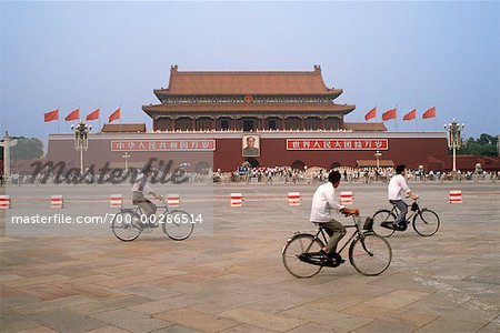 Gens à vélo en face de la place Tiananmen Square Beijing, Chine