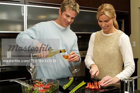Paar mit Gläser Wein in Küche