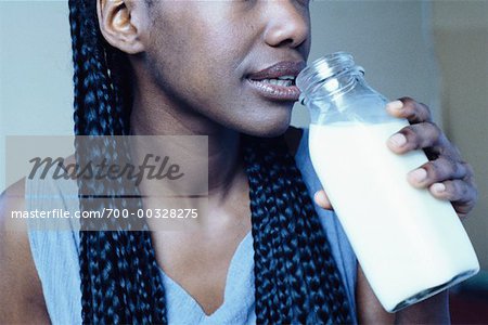 Nahaufnahme der Frau trinkt Milch aus der Flasche