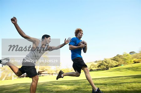 Junge Männer, die Fußball spielen