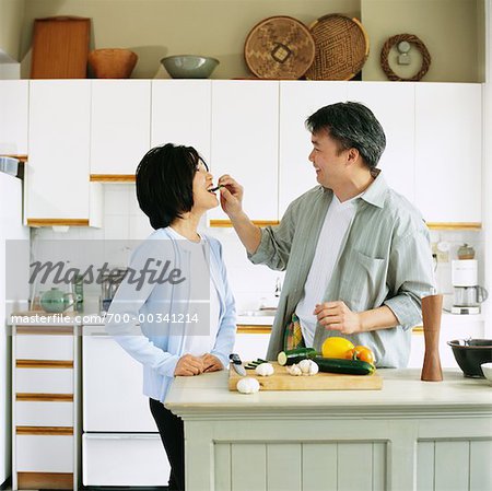 Homme d'alimentation femme légumes