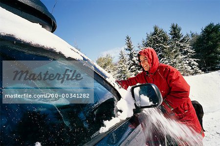 Frau Bürsten Schnee des Fahrzeugs