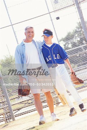 Vater mit Sohn auf Baseball Diamond