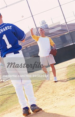 Vater und Sohn spielen Baseball