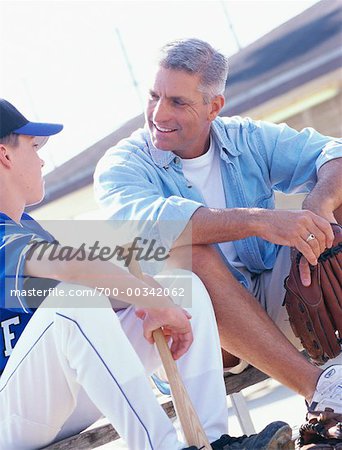 Père et fils sur le terrain de baseball