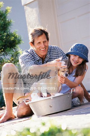 Père et fille laver chien