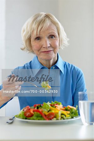 Femme mangeant salade