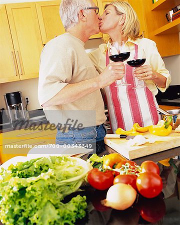 Couple s'embrassant dans la cuisine
