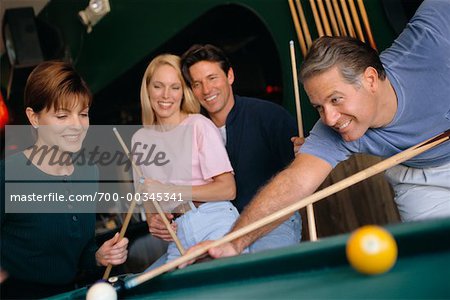 Couples en jouant au billard