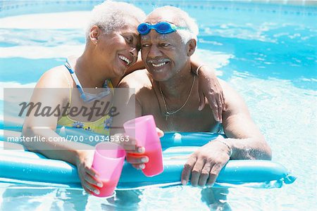 Couple dans la piscine