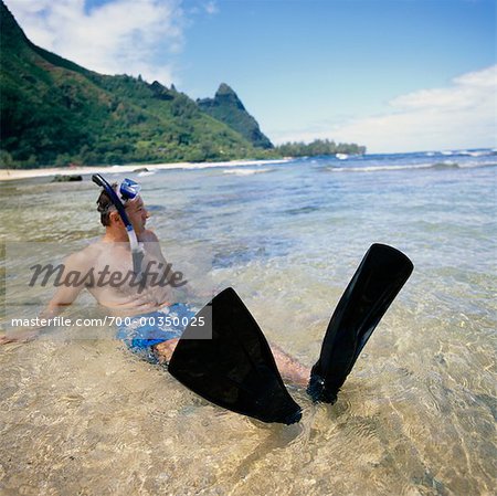 Homme en Snorkeling Gear Kauai, Hawaii, USA