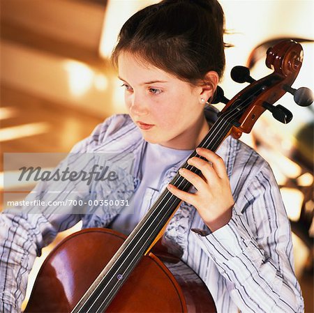 Mädchen spielen Cello