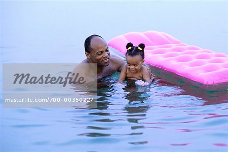 Père et fille dans le lac