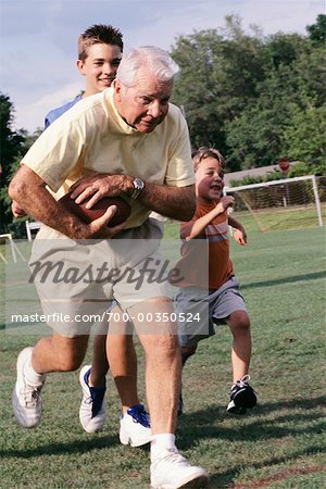 Famille jouant au Football