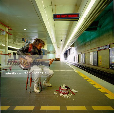 Straßenmusikant auf U-Bahn-Plattform