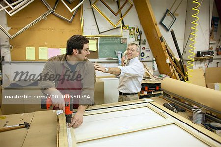 Père et fils travaillent dans un magasin d'encadrement