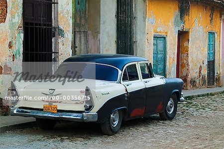 Voitures anciennes sur rue Trinidad de Cuba, Cuba
