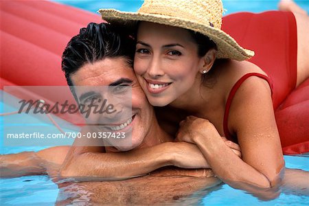 Couple dans la piscine