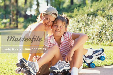 Mère et fille avec patins à roulettes