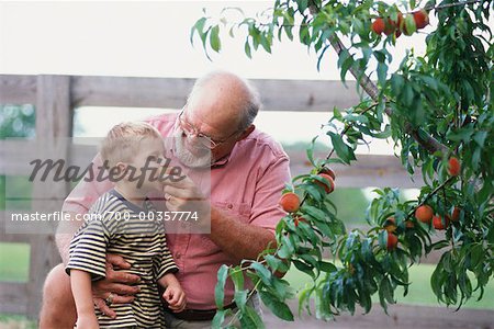 Porträt eines Großvater und Enkel