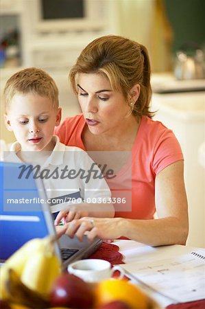 Mutter und Sohn mit Laptop