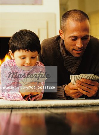 Vater Spielkarten mit Tochter