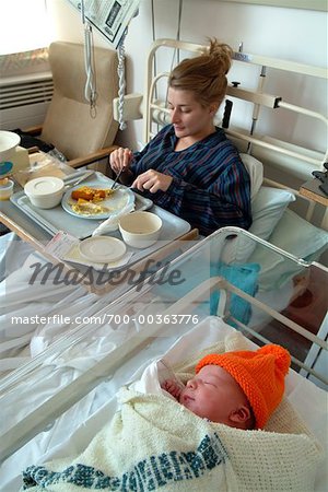 Mutter Und Neugeborenes Baby Im Krankenhaus Stockbilder Masterfile Lizenzpflichtiges Kunstlerverzeichnis Paul Wenham Clarke Bildnummer 700 00363776