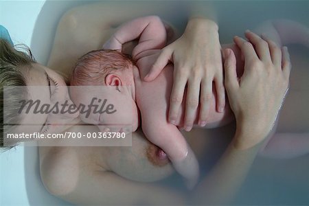 Mutter und Neugeborenen in Badewanne