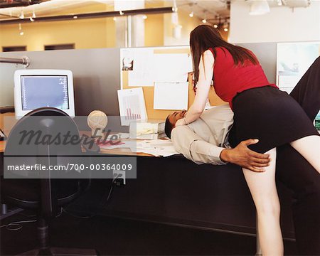 Frau verführen Mann im Büro