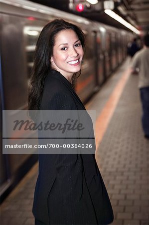 Femme dans le métro Station New York City, New York USA