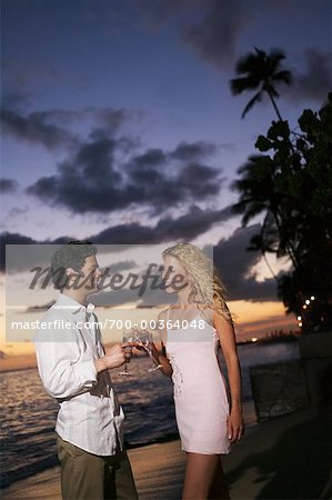 Couple sur la plage de Waikiki Honolulu, Oahu, Hawaii, USA