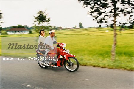 Balinesische zu zweit am Motorrad Ubud Village, Bali, Indonesien