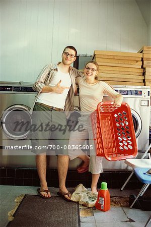 Couple à la laverie automatique