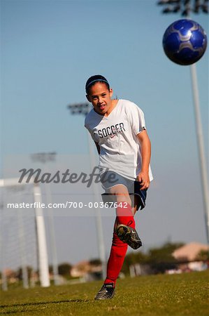 Fille jouer au Soccer