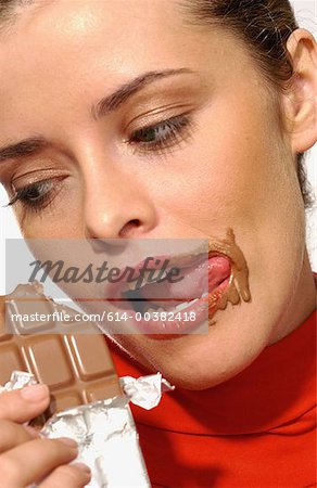 Jeune femme, manger du chocolat