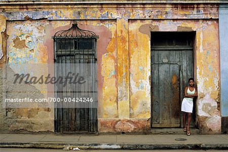 Femme debout sur la rue, Cuba