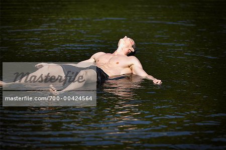 Homme se faire bronzer dans le lac