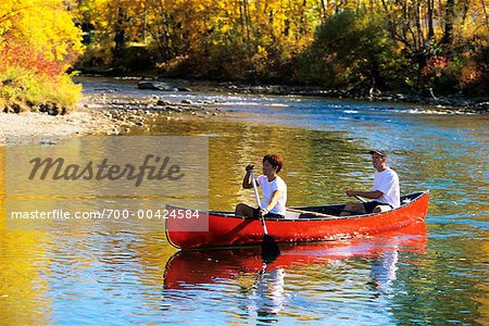 Couple canoë Down River (Alberta), Canada