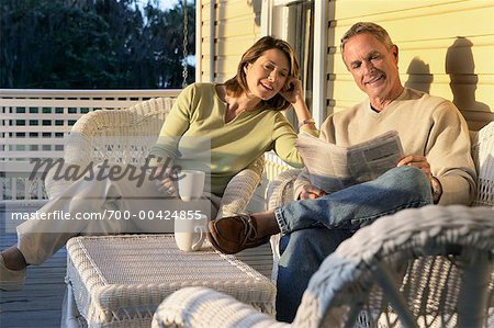 Paar lesen Zeitung auf Veranda