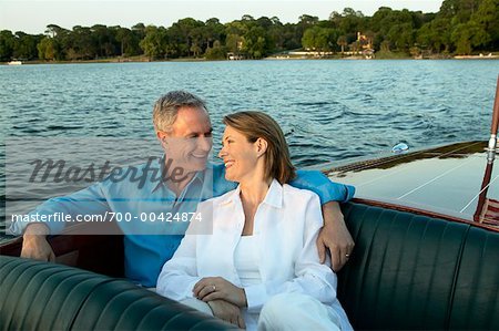Paar genießen Bootsfahrt