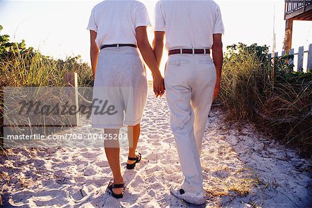 Paar zu Fuß in Sand