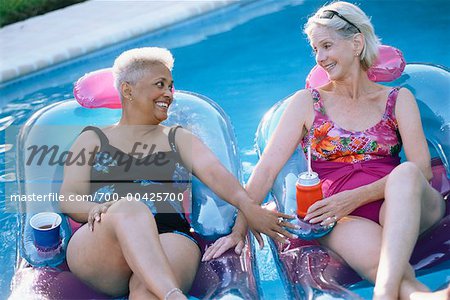 Deux femmes en piscine