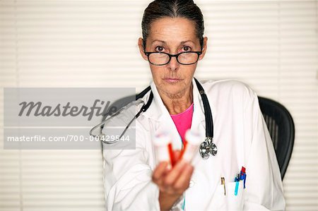 Doctor Holding pilule bouteilles