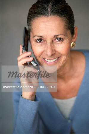 Femme à l'aide de téléphones cellulaires