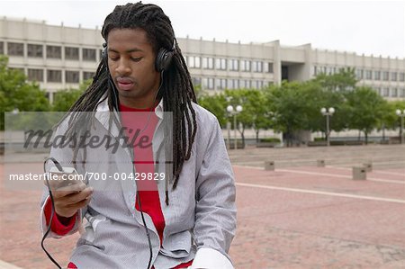 Homme en stationnement avec lecteur MP3